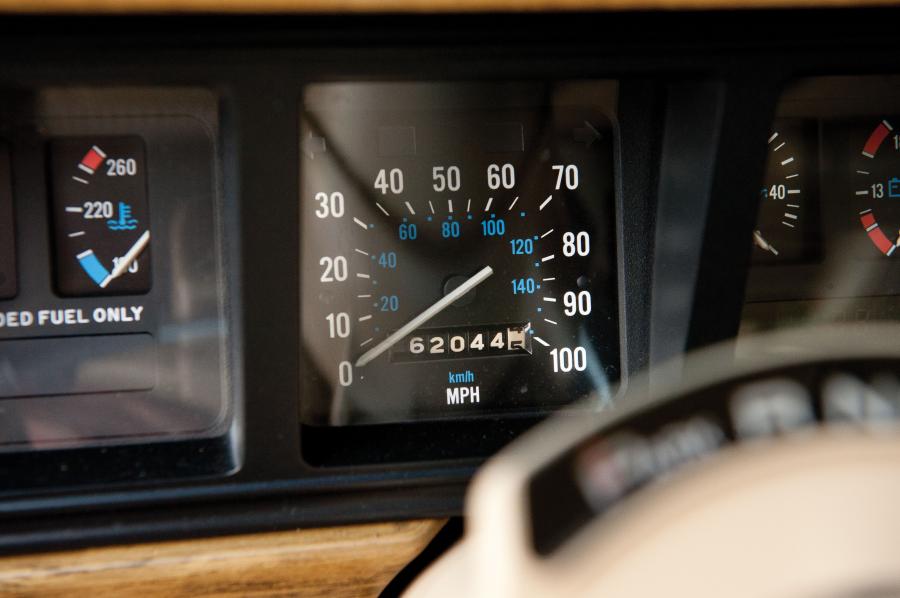  Jeep Grand Wagoneer 1990 года  (фото 4 из 21)